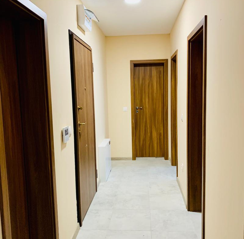 tristaen-apartament-120-kvm-pod-naem-sofiya-borovo-obzaveden-parkomyasto-2 Коридор с тъмни врати и светлия паркет