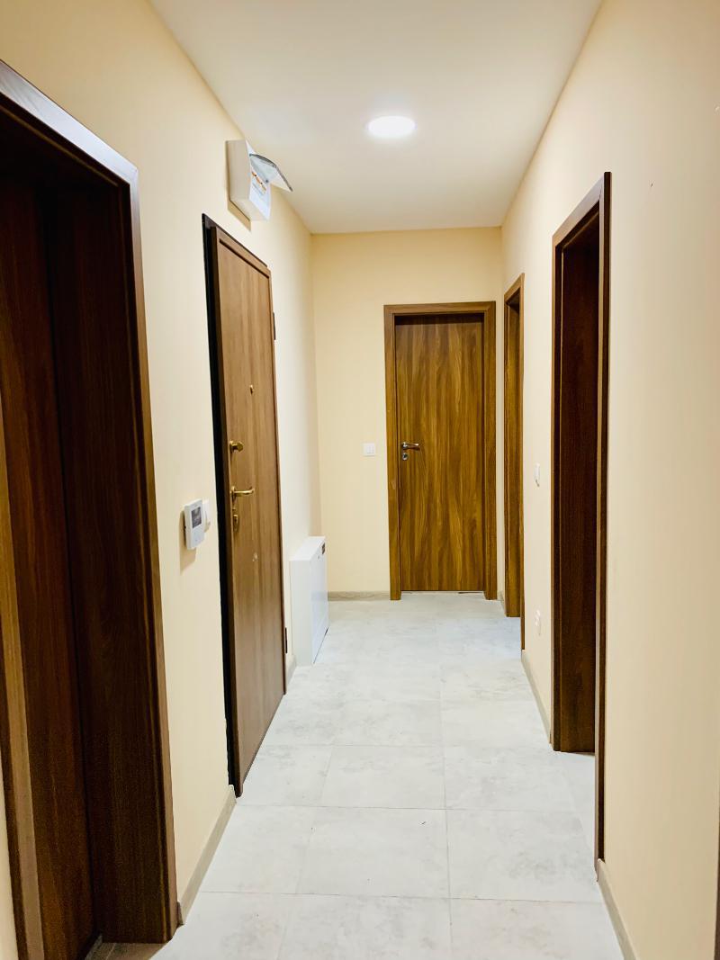 tristaen-apartament-120-kvm-pod-naem-sofiya-borovo-obzaveden-parkomyasto-2 Коридор с тъмни врати и светлия паркет