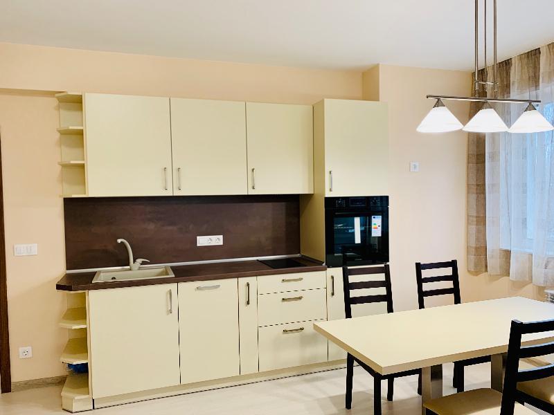 tristaen-apartament-120-kvm-pod-naem-sofiya-borovo-obzaveden-parkomyasto-3 Кухня и трапезария с маса и столове