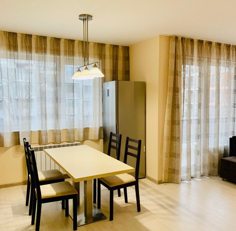 tristaen-apartament-120-kvm-pod-naem-sofiya-borovo-obzaveden-parkomyasto-4 Трапезна маса със стъклени люстри висящи