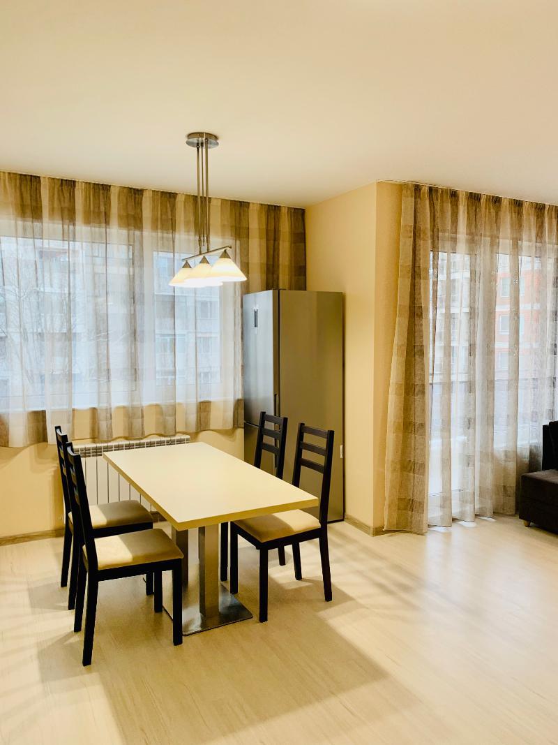 tristaen-apartament-120-kvm-pod-naem-sofiya-borovo-obzaveden-parkomyasto-4 Трапезна маса със стъклени люстри висящи
