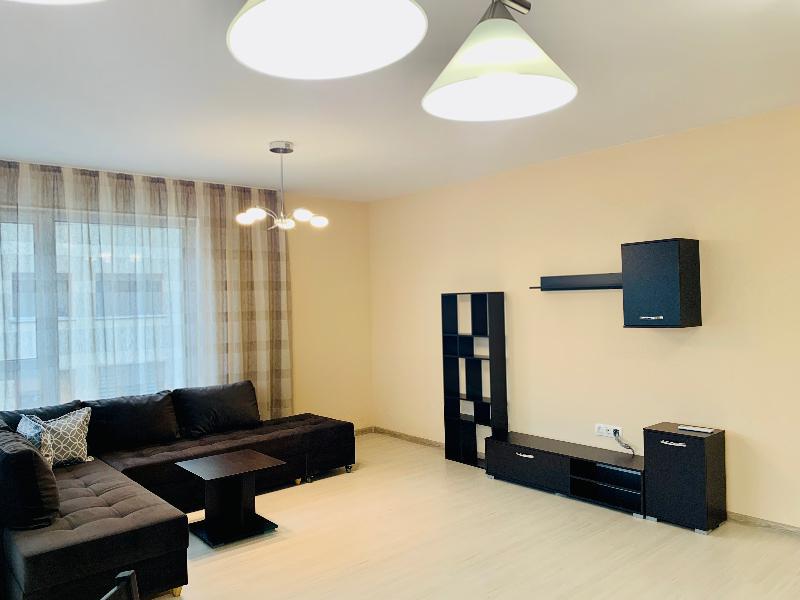 tristaen-apartament-120-kvm-pod-naem-sofiya-borovo-obzaveden-parkomyasto-5 Модерна хол с черен диван иTV