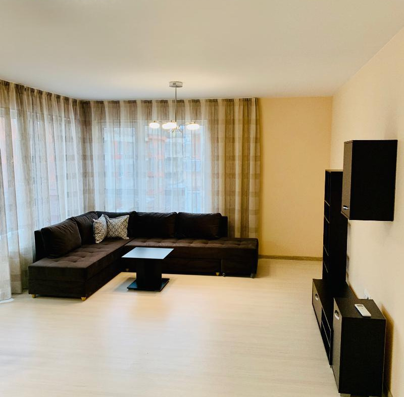 tristaen-apartament-120-kvm-pod-naem-sofiya-borovo-obzaveden-parkomyasto-6 Гостна с черна мебел и светлени стени