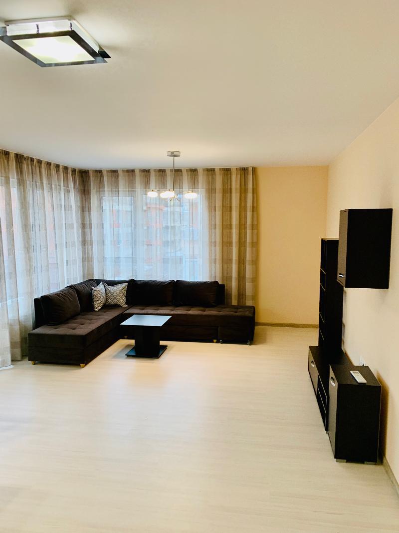 tristaen-apartament-120-kvm-pod-naem-sofiya-borovo-obzaveden-parkomyasto-6 Гостна с черна мебел и светлени стени