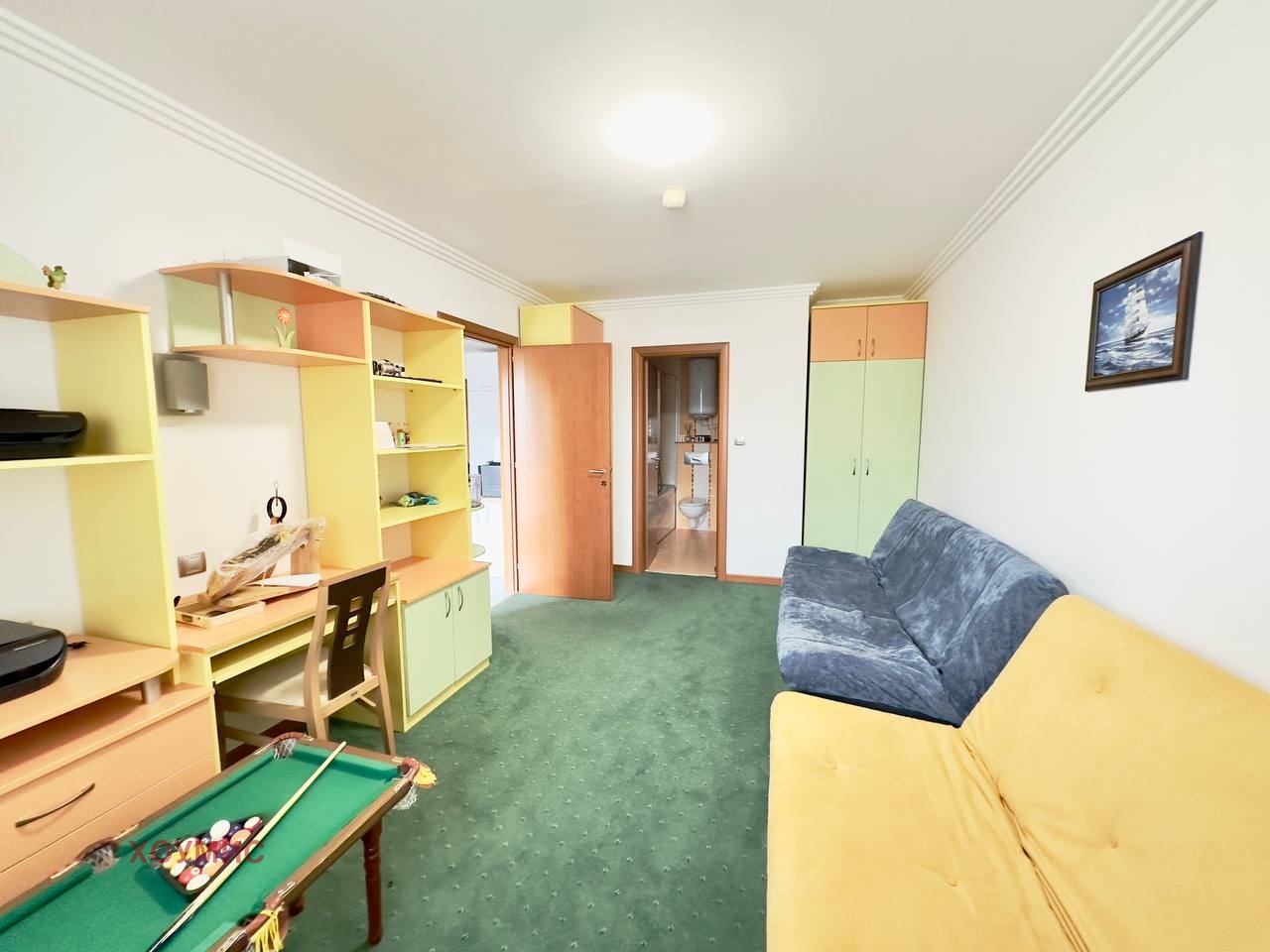 tristaen-apartament-131-kvm-prodava-ravda-purvi-etazh-1 Просторен хол с жълт диван и билярдна маса