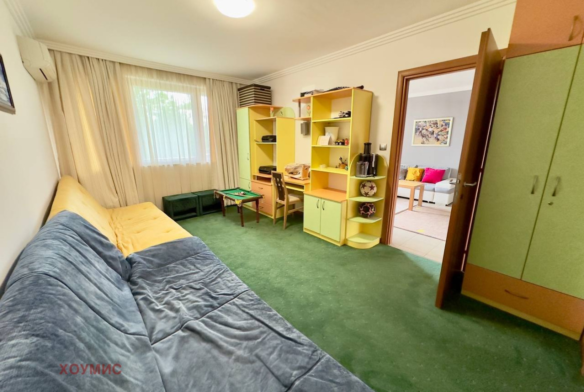 tristaen-apartament-131-kvm-prodava-ravda-purvi-etazh-2 Кухня и трапезария с жълти шкафове