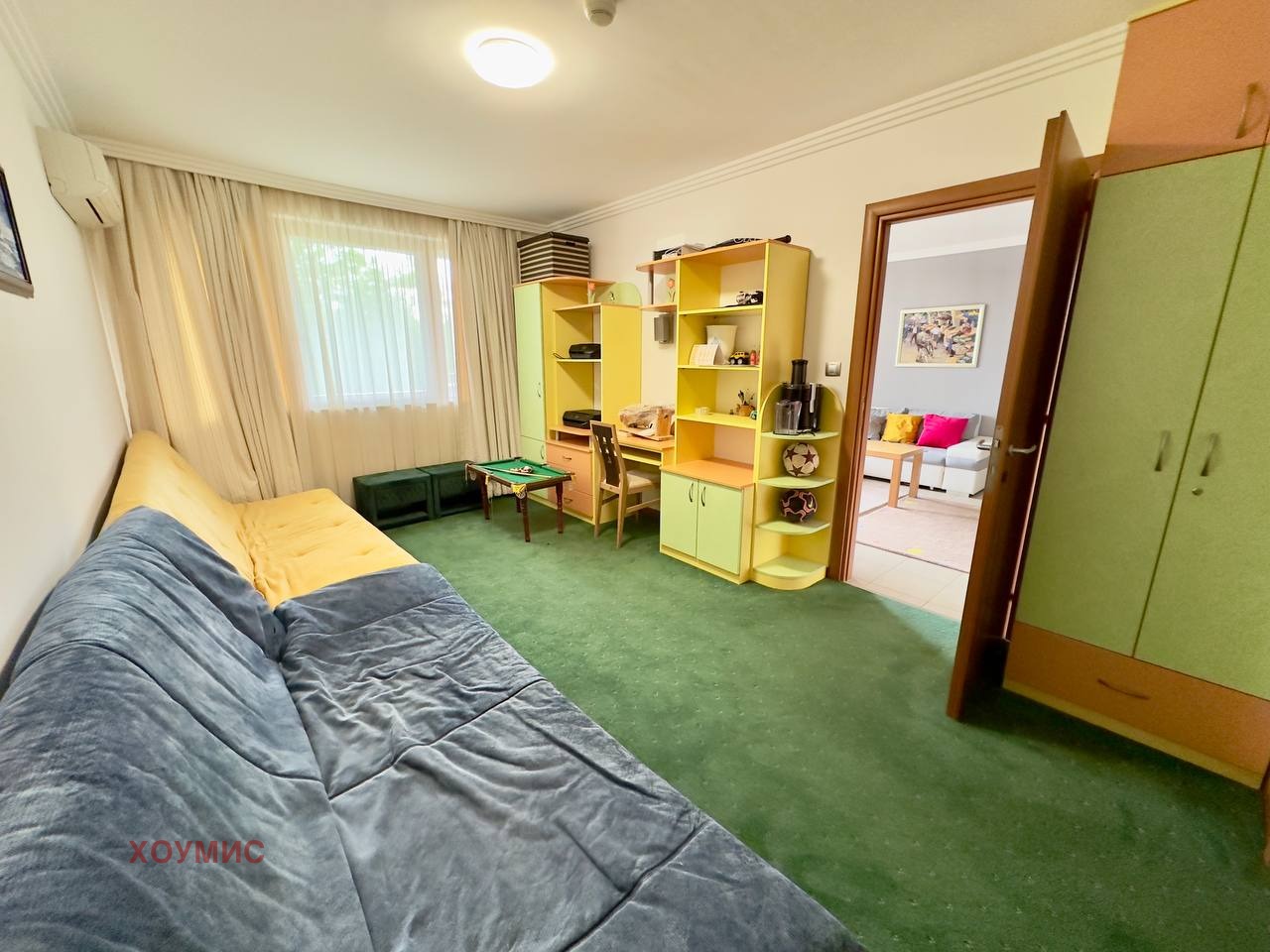 tristaen-apartament-131-kvm-prodava-ravda-purvi-etazh-2 Кухня и трапезария с жълти шкафове