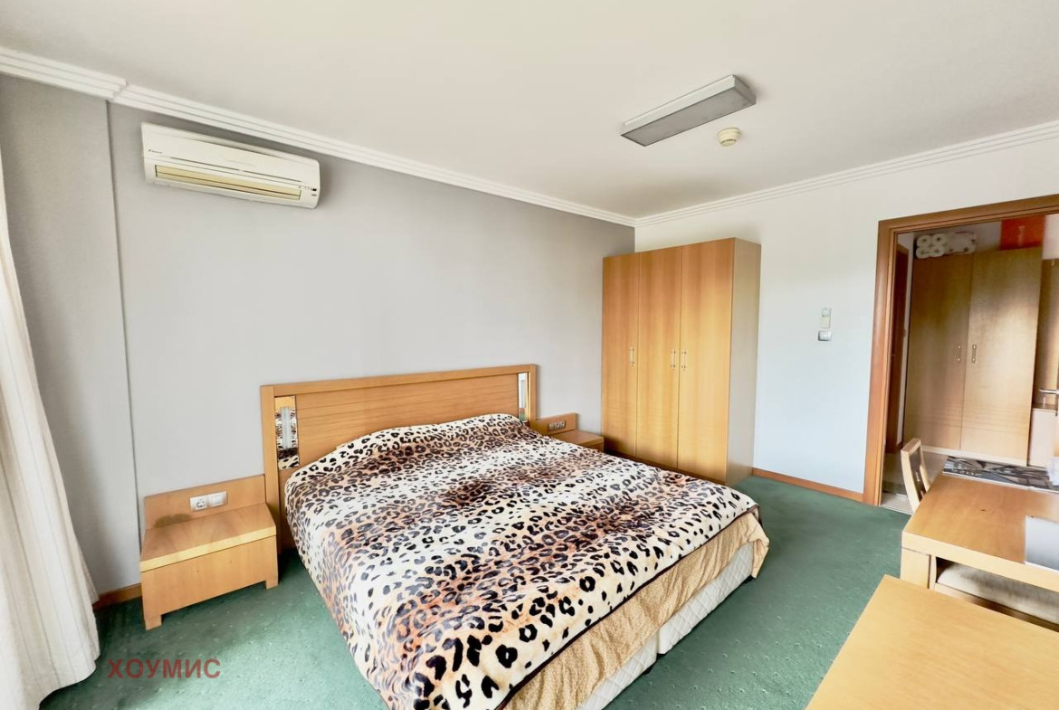 tristaen-apartament-131-kvm-prodava-ravda-purvi-etazh-4 Втора спалня с дърво мебели и А/С