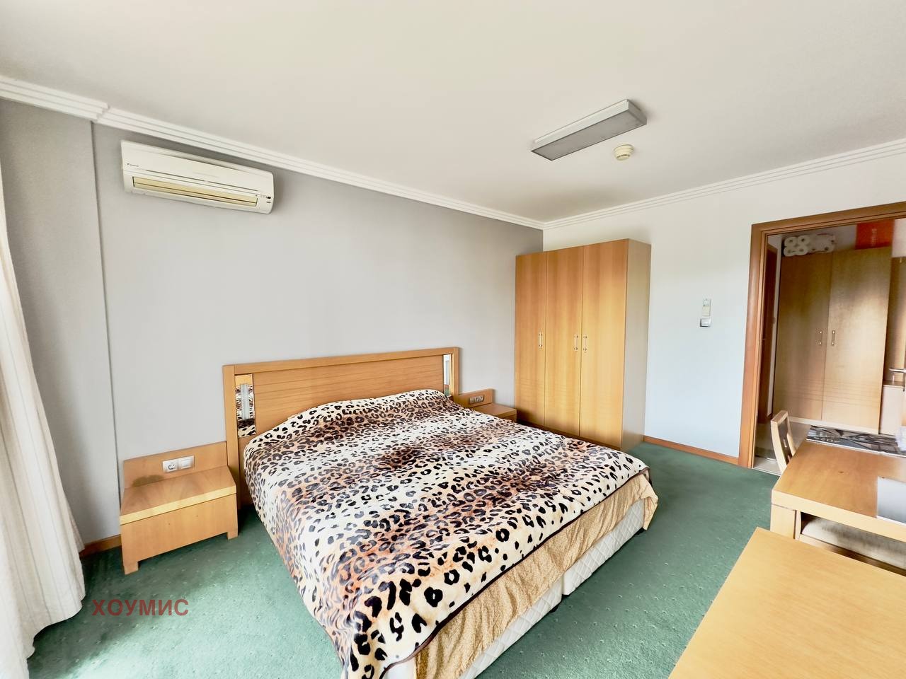 tristaen-apartament-131-kvm-prodava-ravda-purvi-etazh-4 Втора спалня с дърво мебели и А/С
