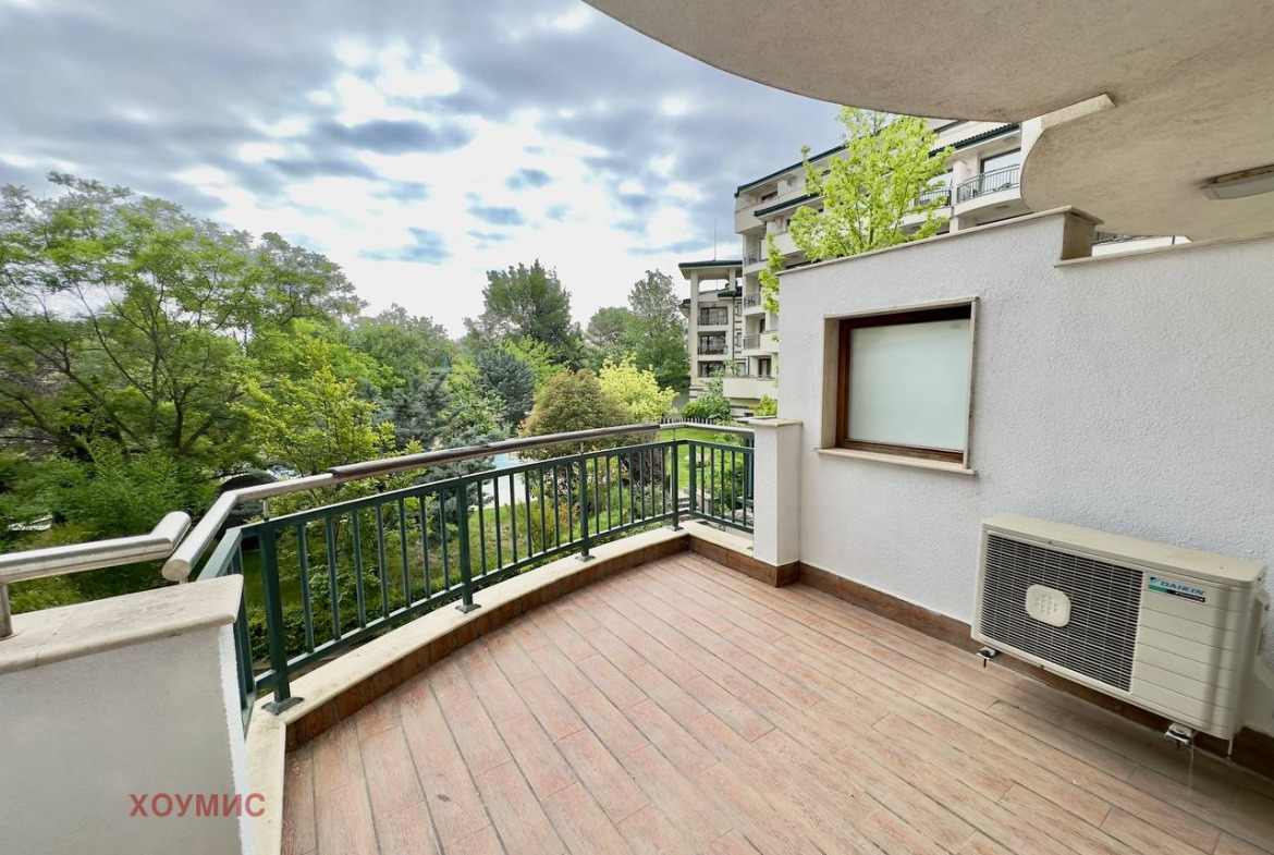 tristaen-apartament-131-kvm-prodava-ravda-purvi-etazh-5 Балкон с видик към зелени дървета