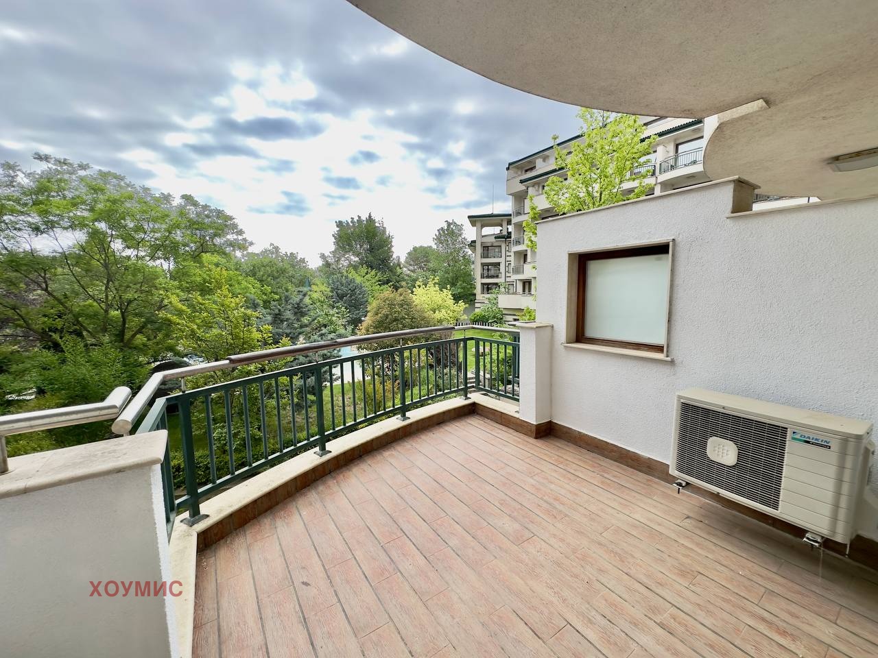 tristaen-apartament-131-kvm-prodava-ravda-purvi-etazh-5 Балкон с видик към зелени дървета