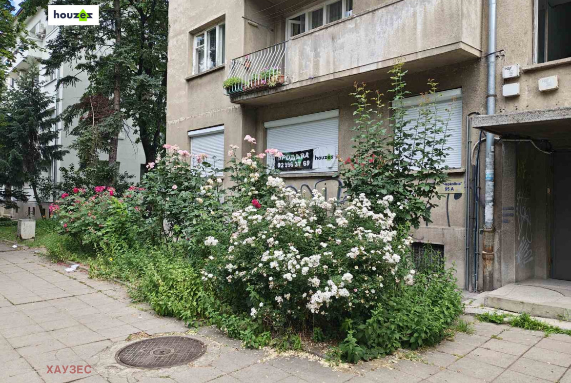 Вход на апартамента с цветя и озеленение