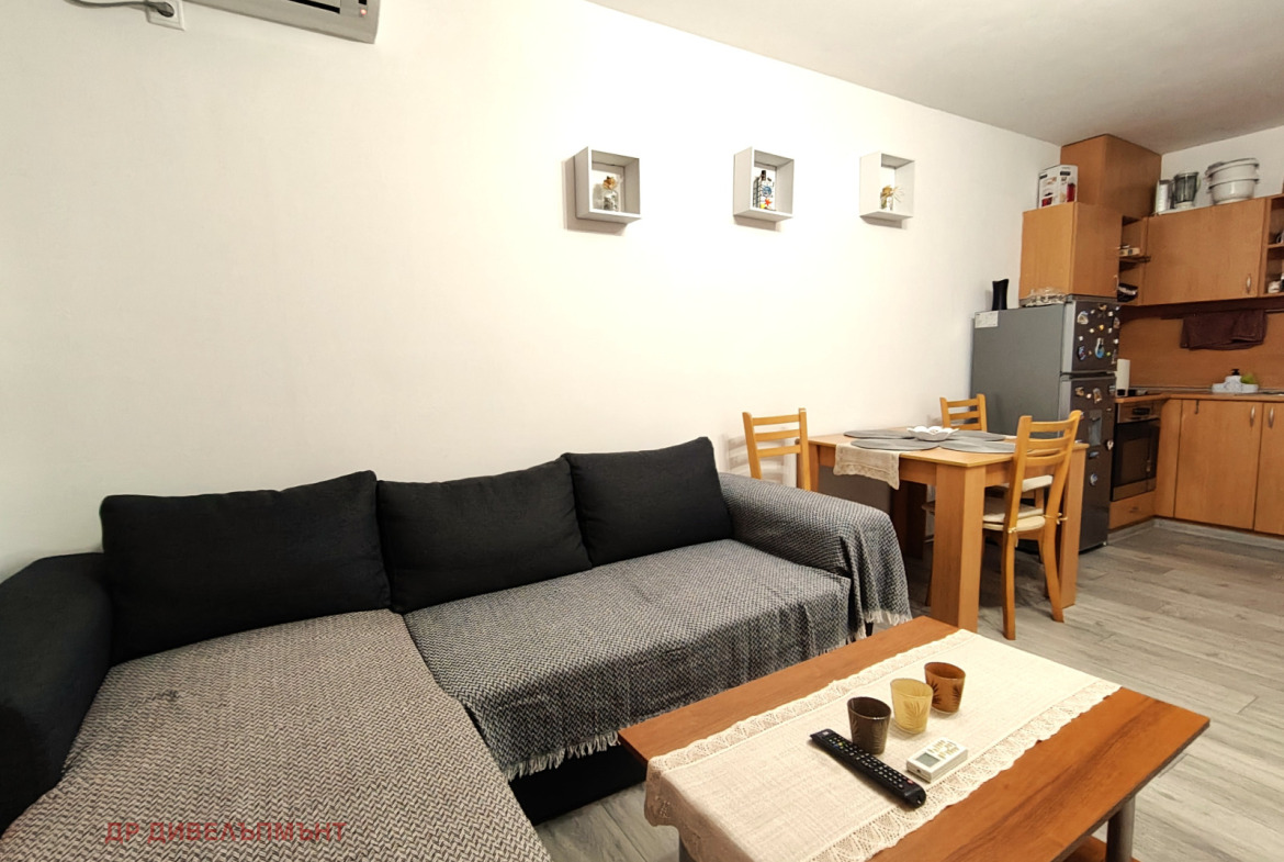 tristaen-apartament-82-kvm-pod-naem-ravda-palm-marina-2 Черен диван и дърворезба маса в хола