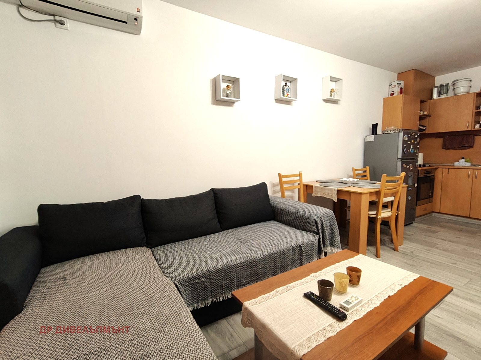 tristaen-apartament-82-kvm-pod-naem-ravda-palm-marina-2 Черен диван и дърворезба маса в хола