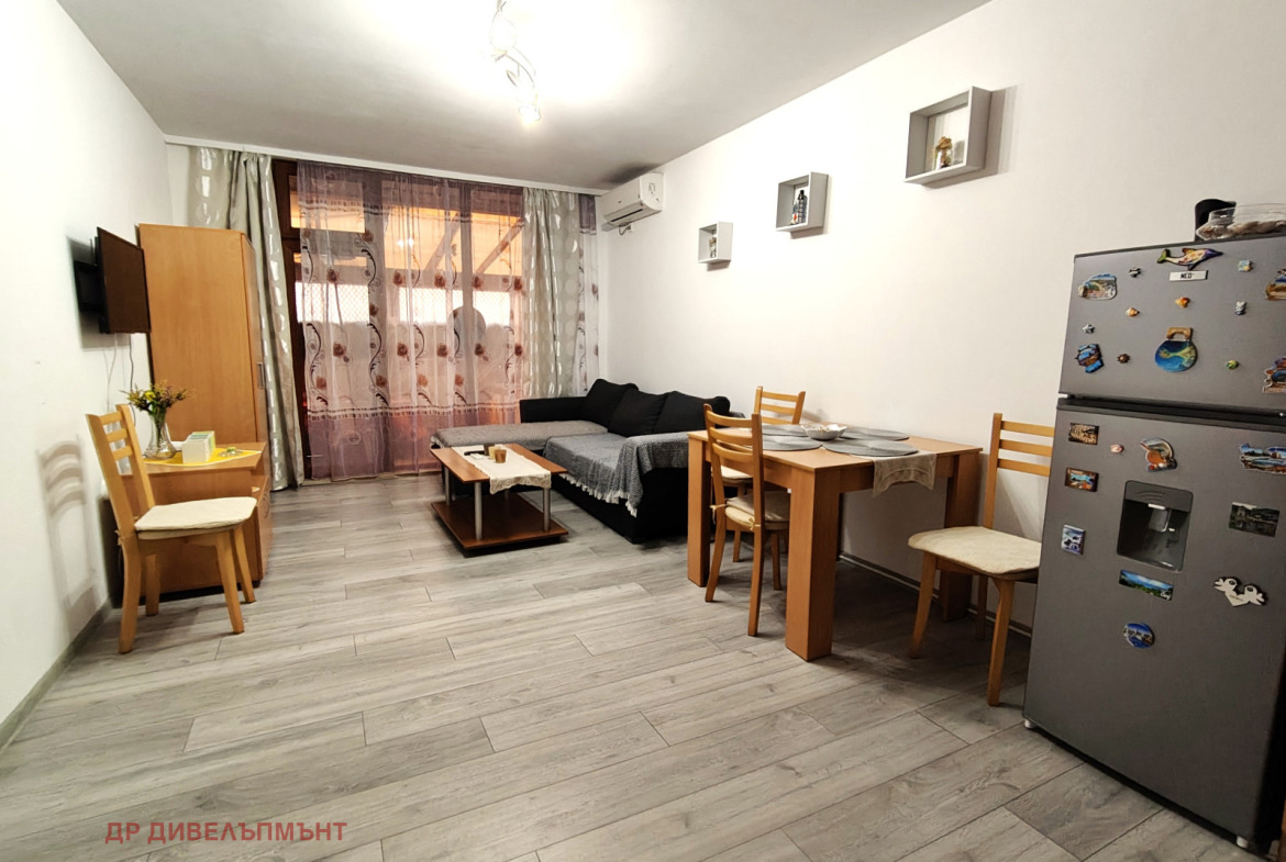 tristaen-apartament-82-kvm-pod-naem-ravda-palm-marina-3 Модерна кухня с дърворезба мебели и бели уреди