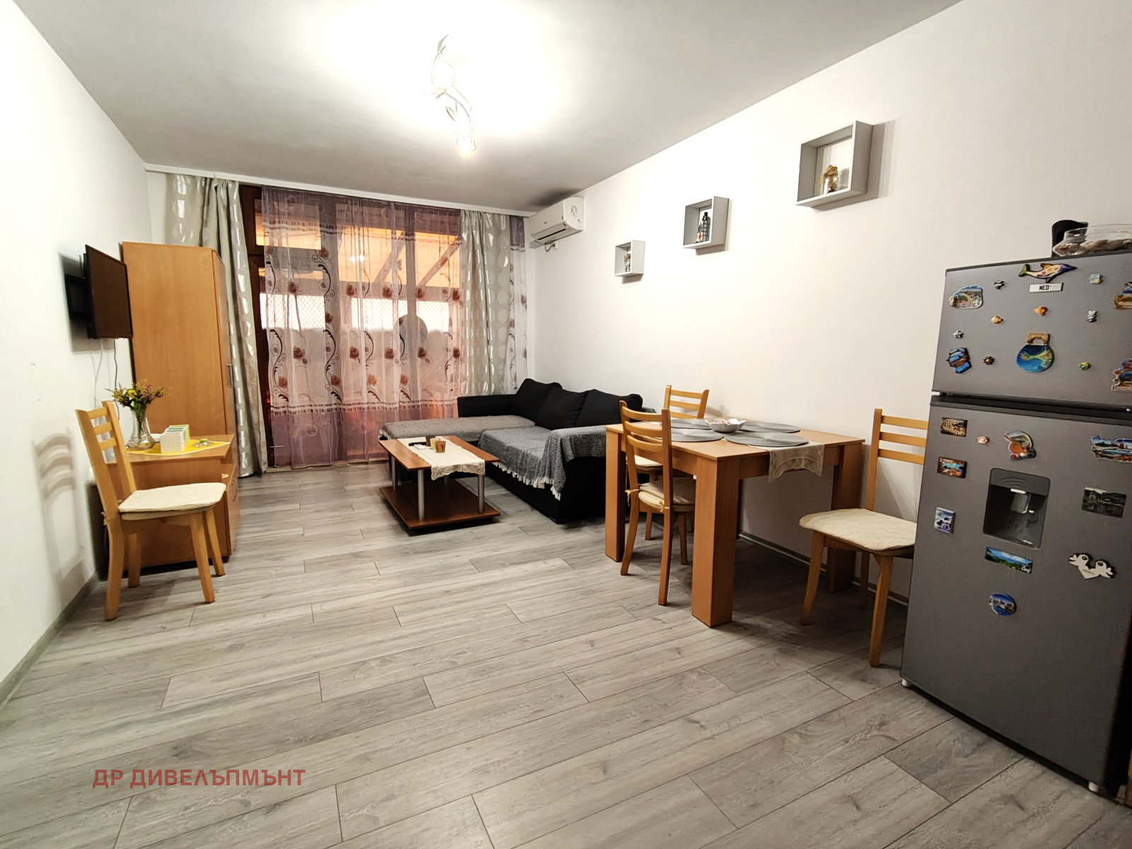 tristaen-apartament-82-kvm-pod-naem-ravda-palm-marina-3 Модерна кухня с дърворезба мебели и бели уреди