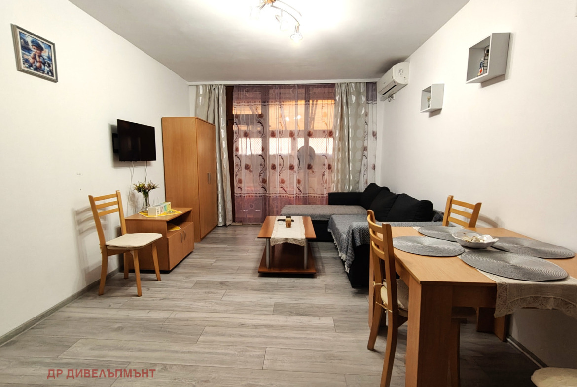 tristaen-apartament-82-kvm-pod-naem-ravda-palm-marina-4 Трапезария със дърворезба маса и столове