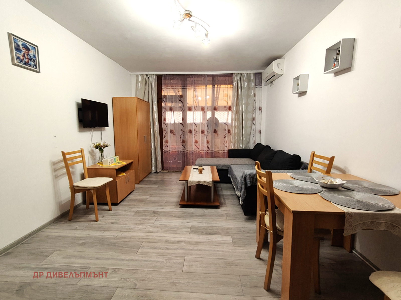 tristaen-apartament-82-kvm-pod-naem-ravda-palm-marina-4 Трапезария със дърворезба маса и столове