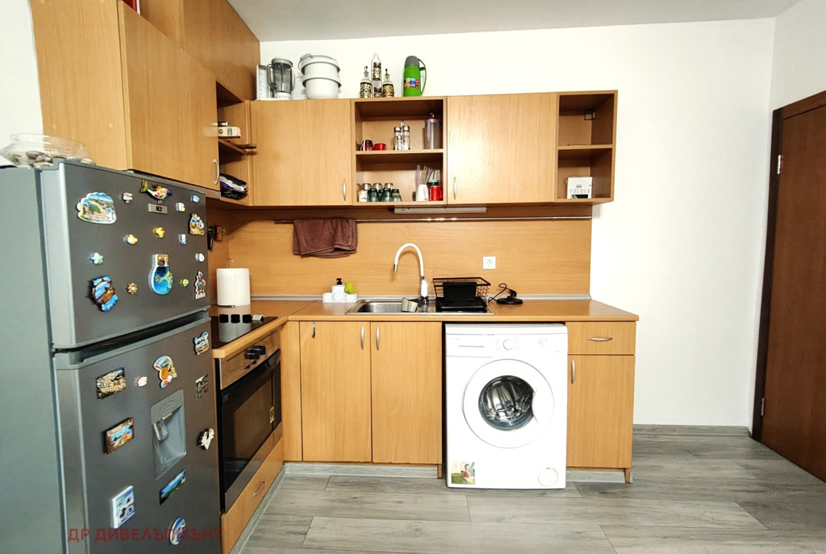 tristaen-apartament-82-kvm-pod-naem-ravda-palm-marina-5 Телевизор на стена и жилищна зона