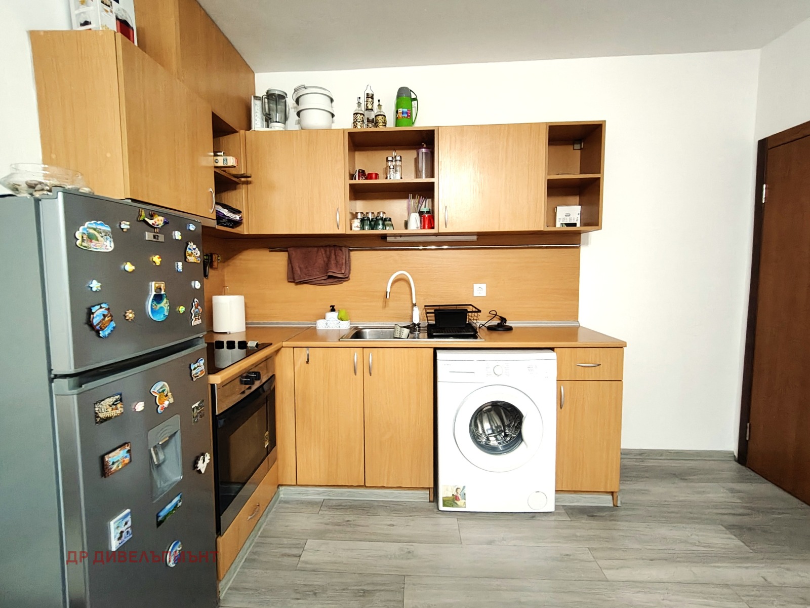 tristaen-apartament-82-kvm-pod-naem-ravda-palm-marina-5 Телевизор на стена и жилищна зона