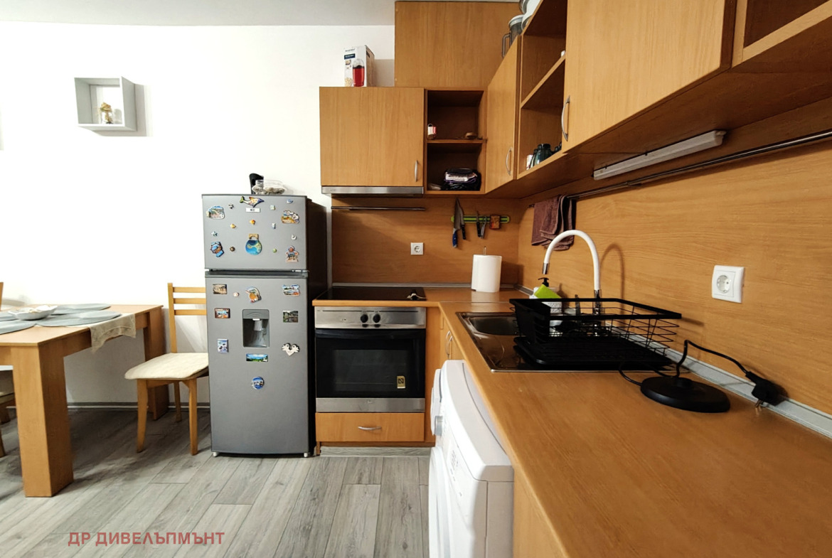 tristaen-apartament-82-kvm-pod-naem-ravda-palm-marina-6 Кухня с пералня, хладилник и кухненски оборудване