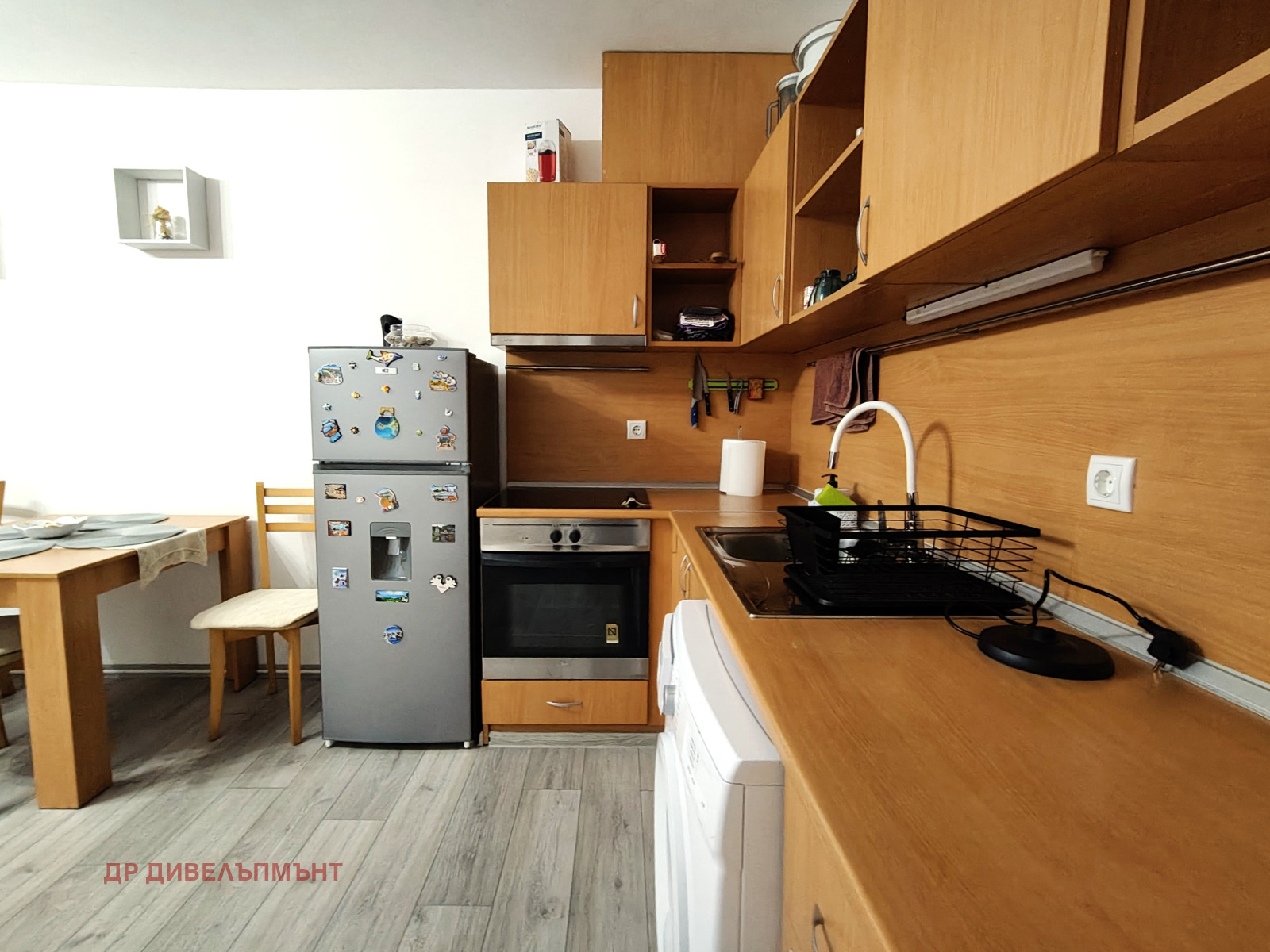 tristaen-apartament-82-kvm-pod-naem-ravda-palm-marina-6 Кухня с пералня, хладилник и кухненски оборудване
