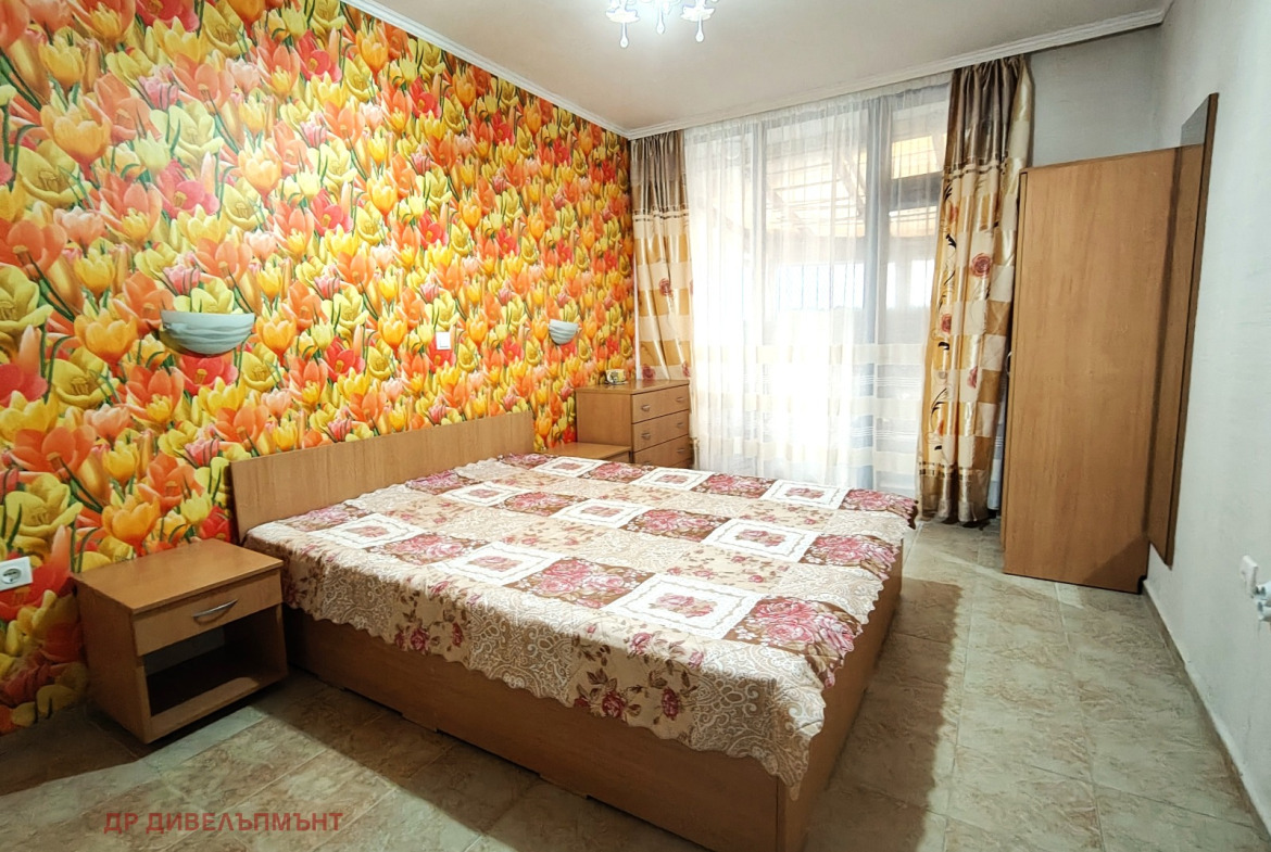 tristaen-apartament-82-kvm-pod-naem-ravda-palm-marina-7 Хол с черен диван и дърворезба мебели