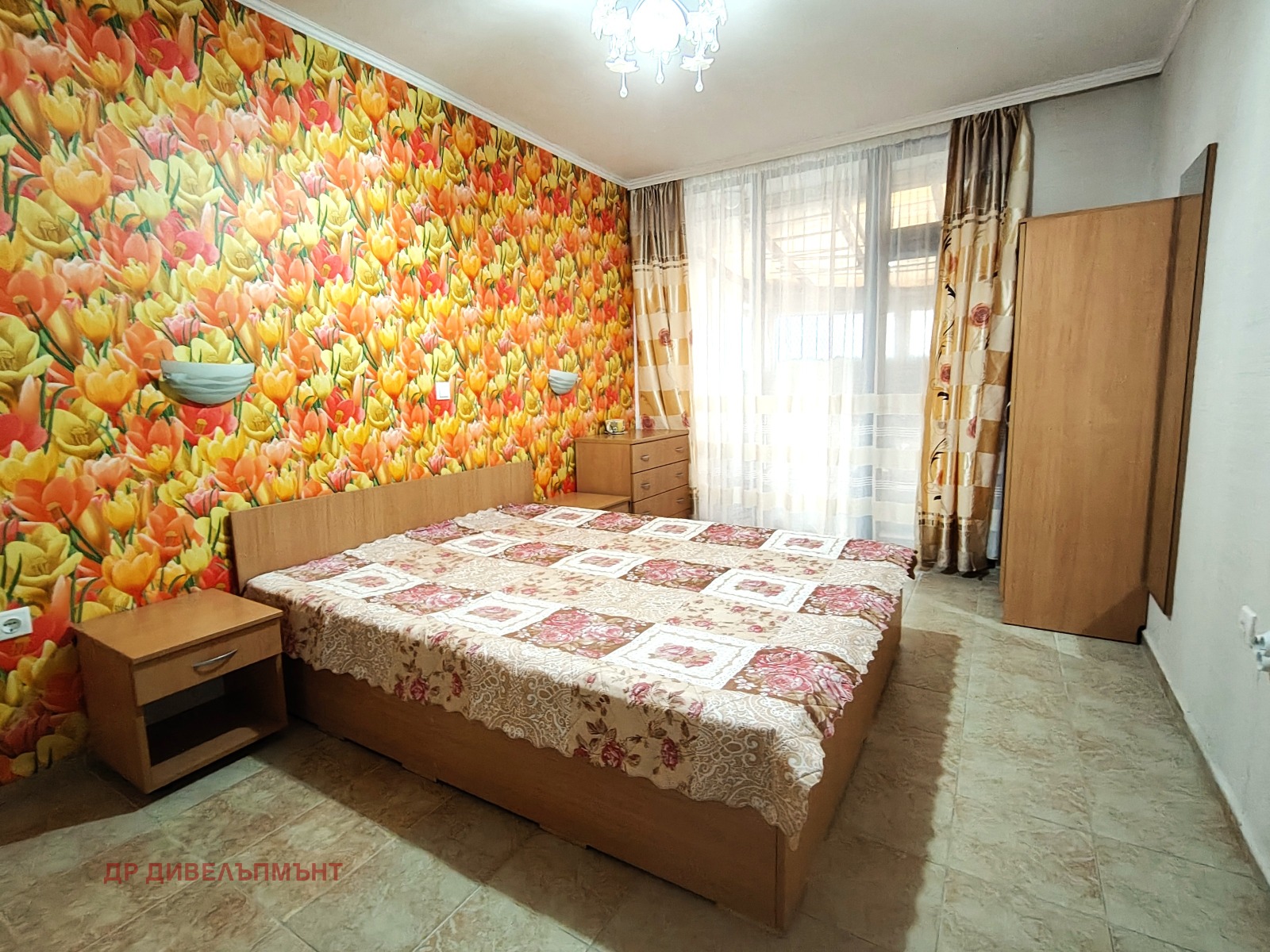 tristaen-apartament-82-kvm-pod-naem-ravda-palm-marina-7 Хол с черен диван и дърворезба мебели