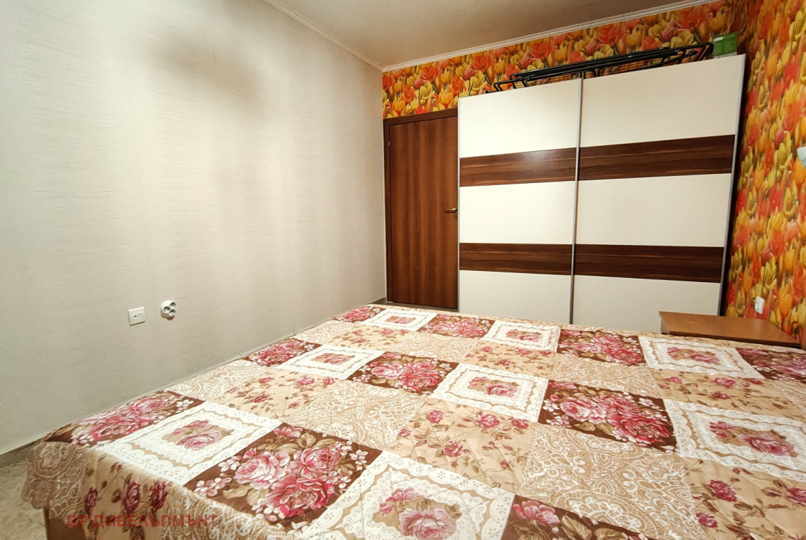 tristaen-apartament-82-kvm-pod-naem-ravda-palm-marina-8 Балкон с пролетни цветя и прозорец