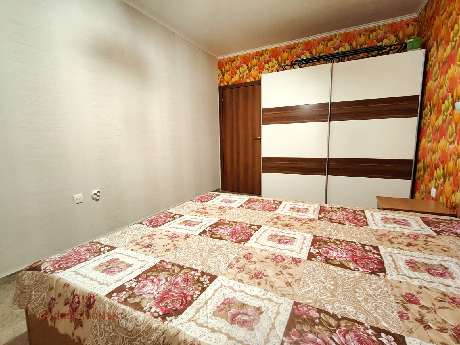 tristaen-apartament-82-kvm-pod-naem-ravda-palm-marina-8 Балкон с пролетни цветя и прозорец