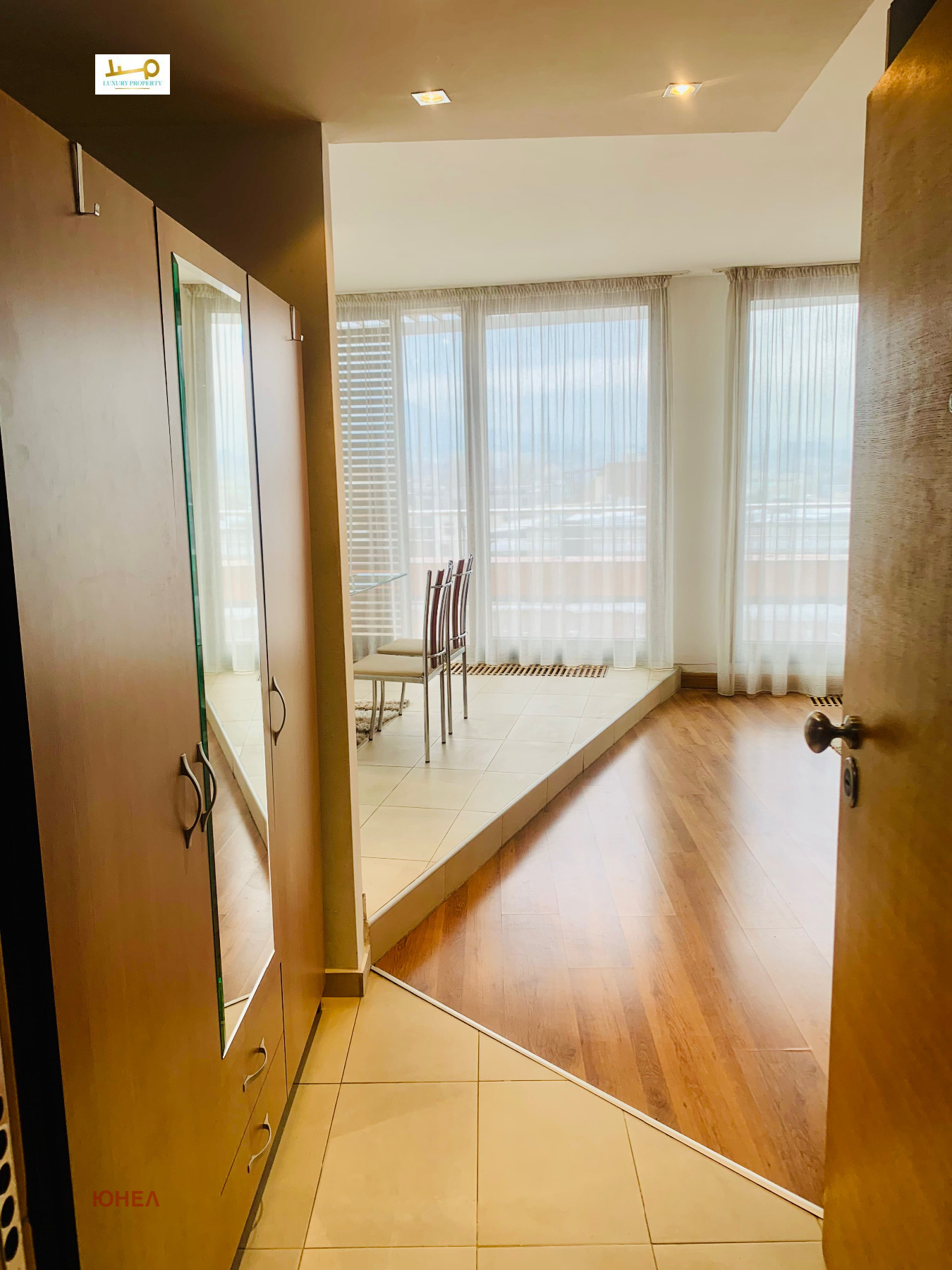 Преход между хол и трапезария с дървена подова настилка