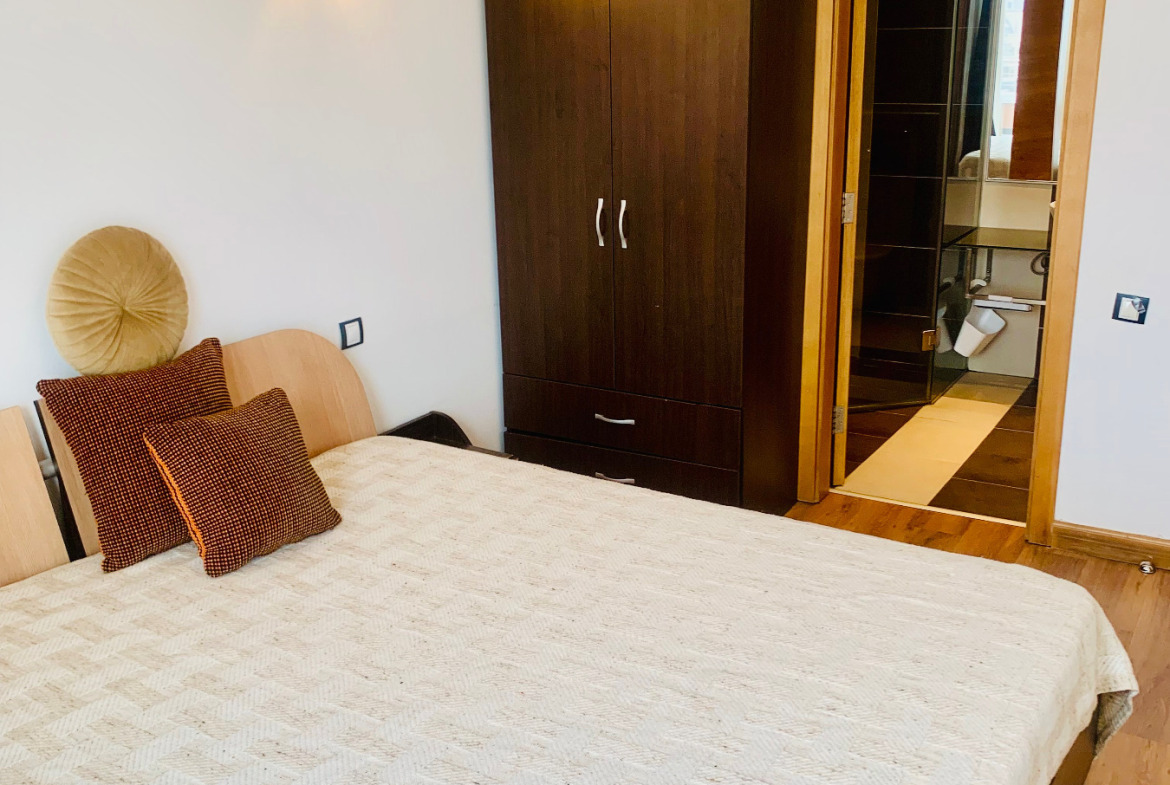 dvustaen-apartament-133-sqm-pod-naem-krastova-vada-panoramna-gledka-6 Bedroom with panoramic terrace and scenic mountain views