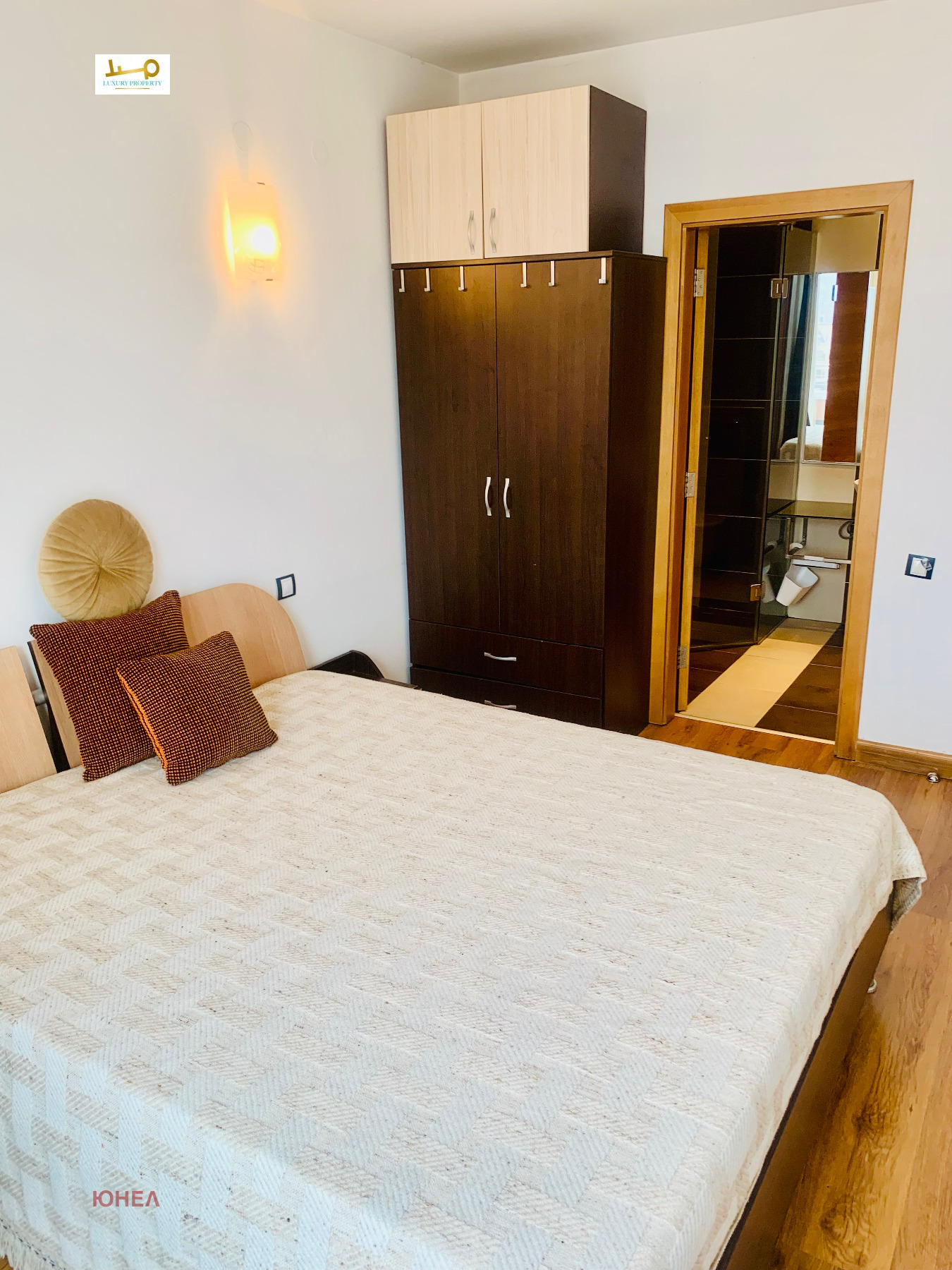 dvustaen-apartament-133-sqm-pod-naem-krastova-vada-panoramna-gledka-6 Bedroom with panoramic terrace and scenic mountain views