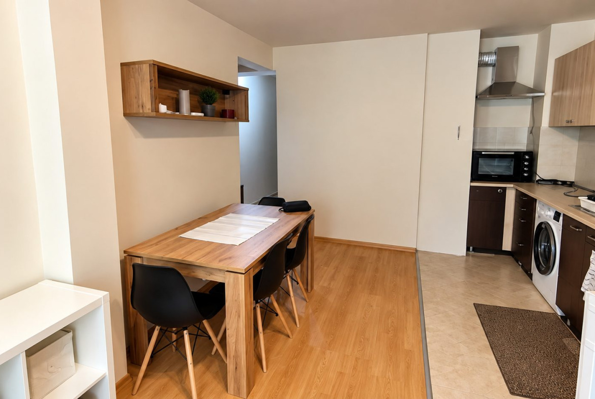 dvustaen-apartament-60-sqm-pod-naem-plovdiv-kamenitsa-1-tsentar-4 Трапезна маса от дърво с черни столове