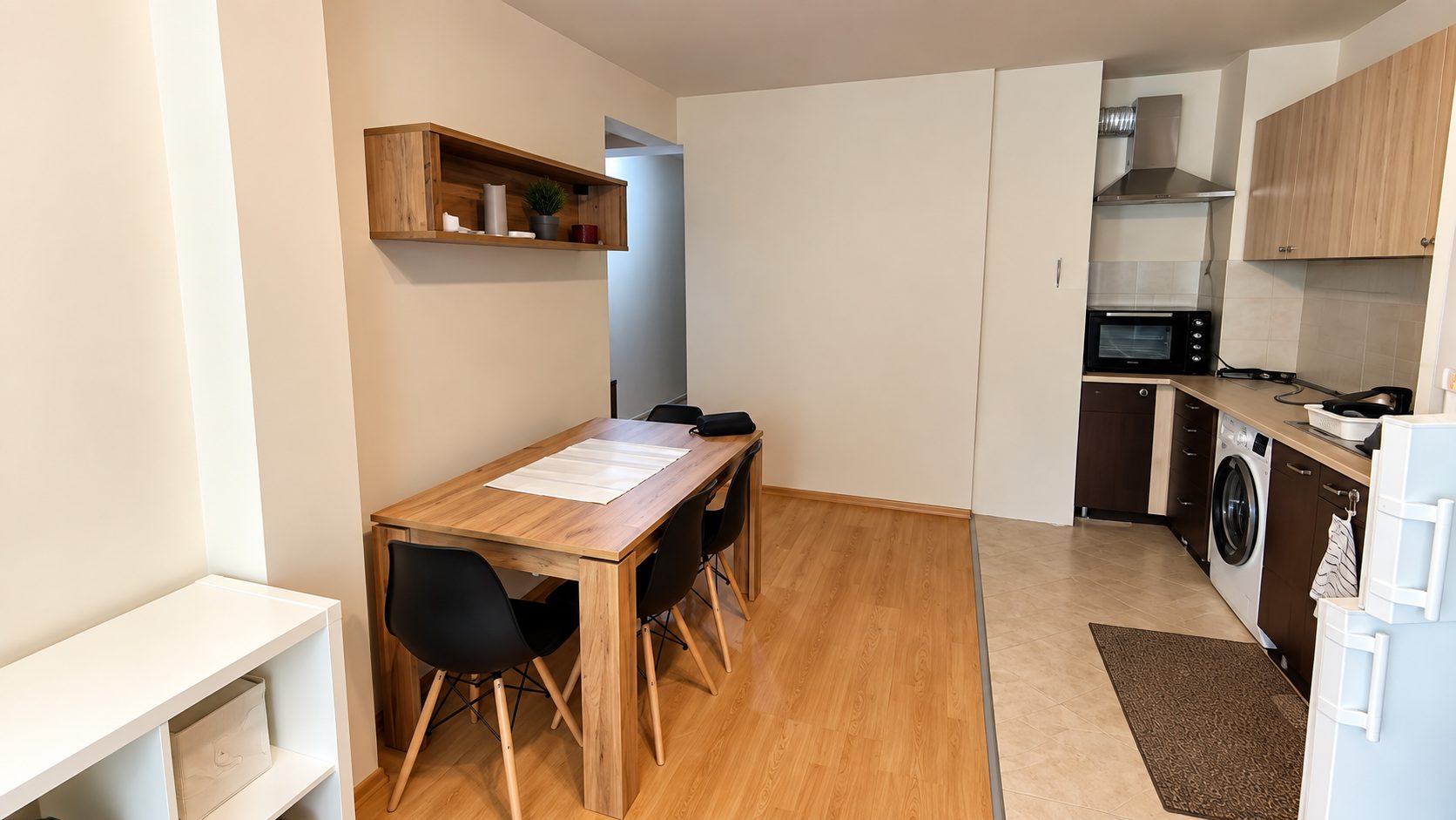 dvustaen-apartament-60-sqm-pod-naem-plovdiv-kamenitsa-1-tsentar-4 Трапезна маса от дърво с черни столове