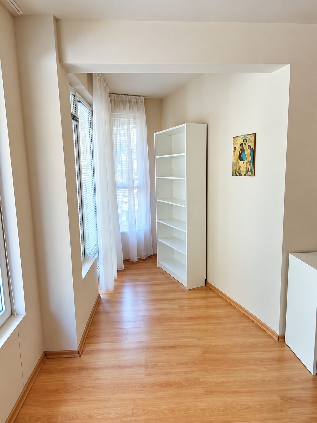 dvustaen-apartament-60-sqm-pod-naem-plovdiv-kamenitsa-1-tsentar-5 Минималистична спалня с синьо одеяло