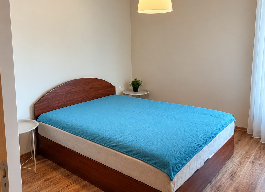 dvustaen-apartament-60-sqm-pod-naem-plovdiv-kamenitsa-1-tsentar-6 Светъл коридор с шкафове и балконна врата