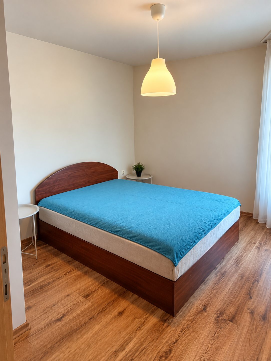 dvustaen-apartament-60-sqm-pod-naem-plovdiv-kamenitsa-1-tsentar-6 Светъл коридор с шкафове и балконна врата