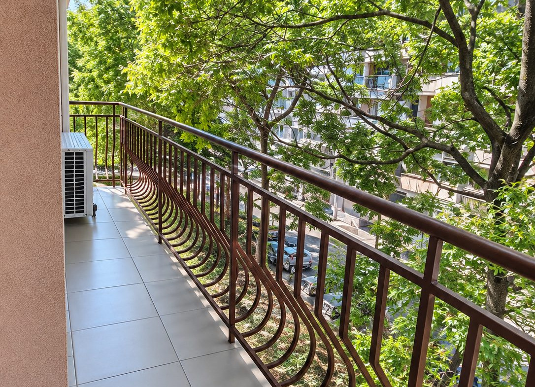 dvustaen-apartament-60-sqm-pod-naem-plovdiv-kamenitsa-1-tsentar-7 Балкон с дърво и метална релса