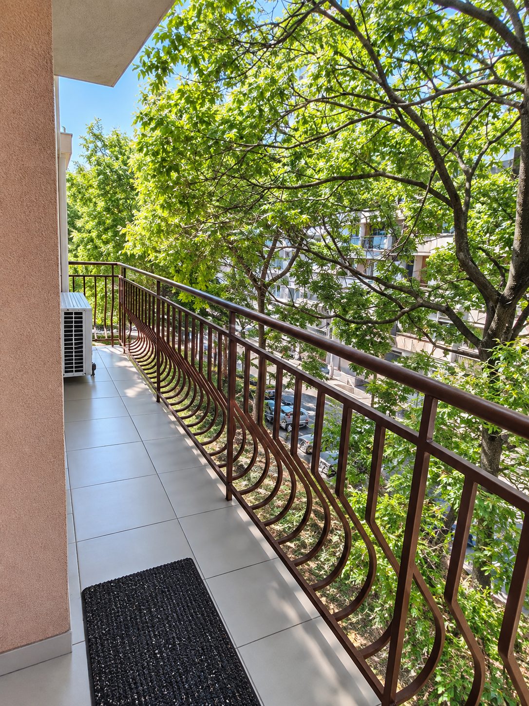 dvustaen-apartament-60-sqm-pod-naem-plovdiv-kamenitsa-1-tsentar-7 Балкон с дърво и метална релса