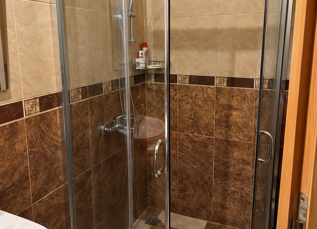 dvustaen-apartament-60-sqm-pod-naem-plovdiv-kamenitsa-1-tsentar-8 Баня с душ кабина и кафяво облицоване