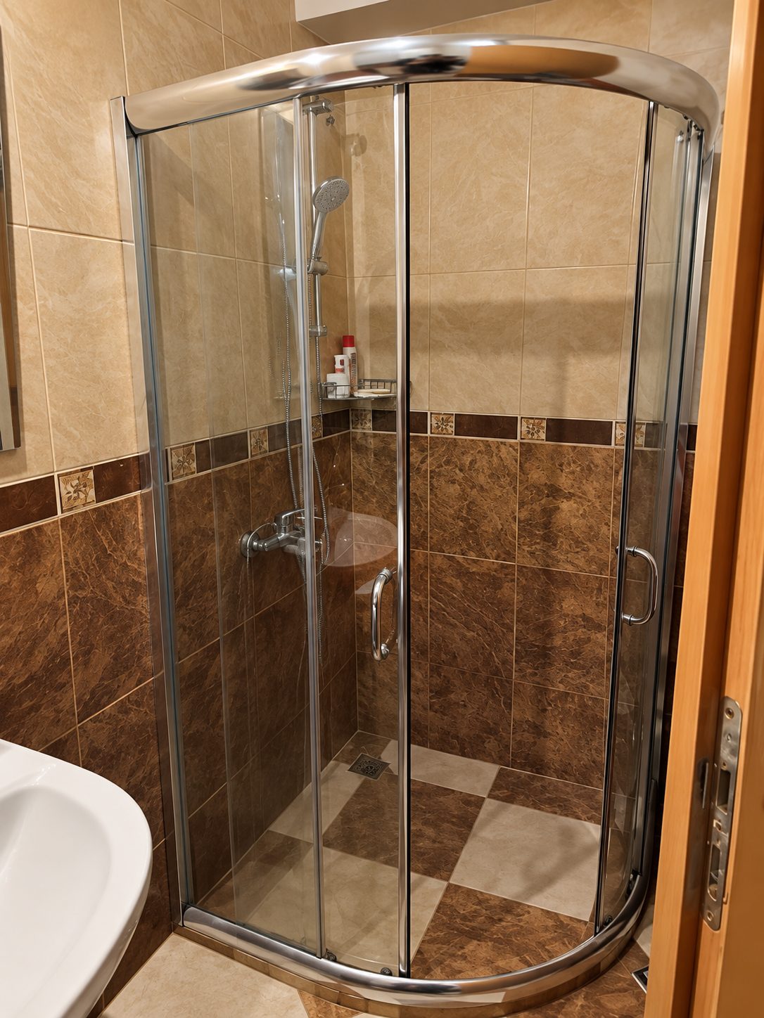 dvustaen-apartament-60-sqm-pod-naem-plovdiv-kamenitsa-1-tsentar-8 Баня с душ кабина и кафяво облицоване