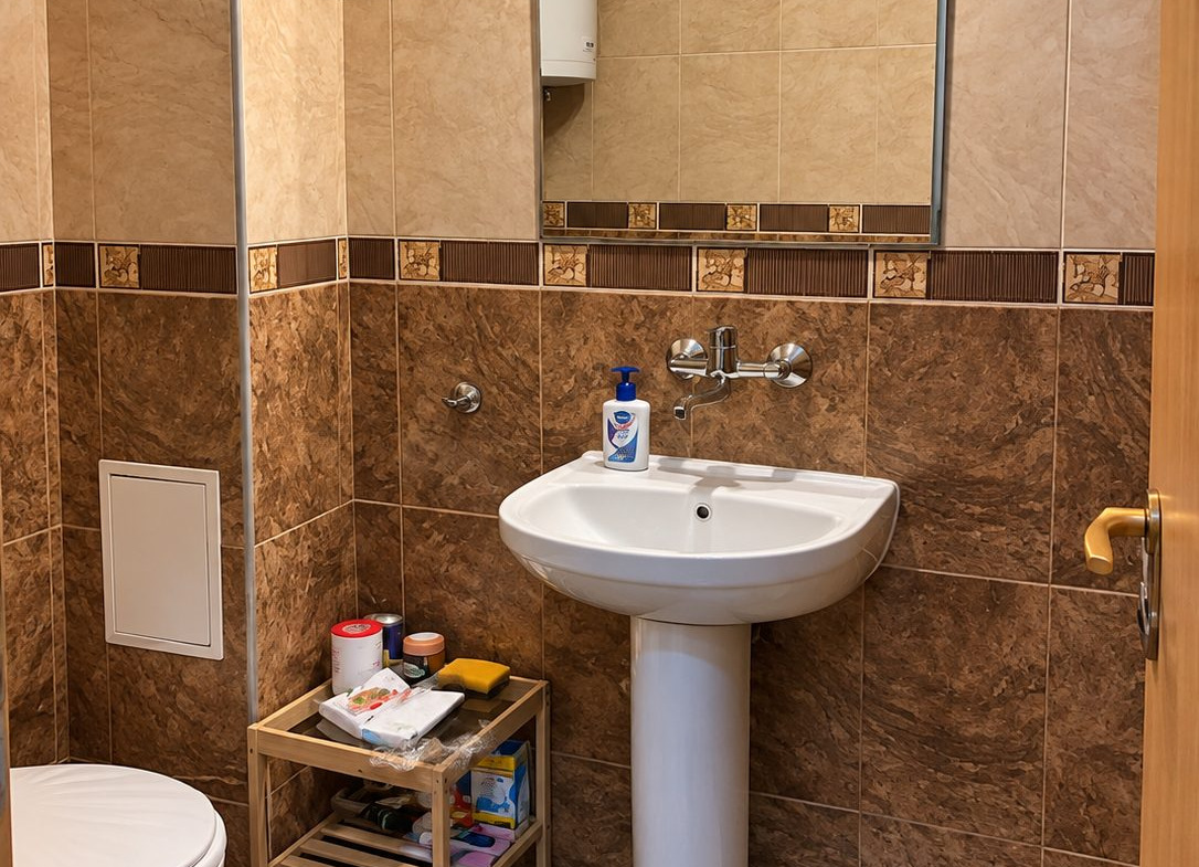 dvustaen-apartament-60-sqm-pod-naem-plovdiv-kamenitsa-1-tsentar-9 Баня с тоалетна и мивка