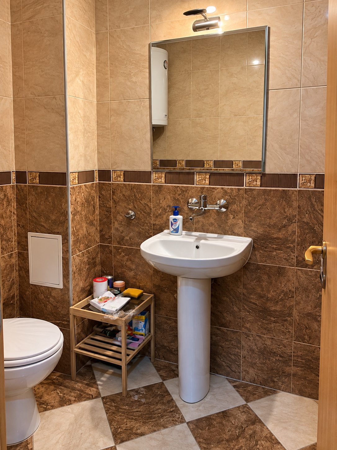 dvustaen-apartament-60-sqm-pod-naem-plovdiv-kamenitsa-1-tsentar-9 Баня с тоалетна и мивка