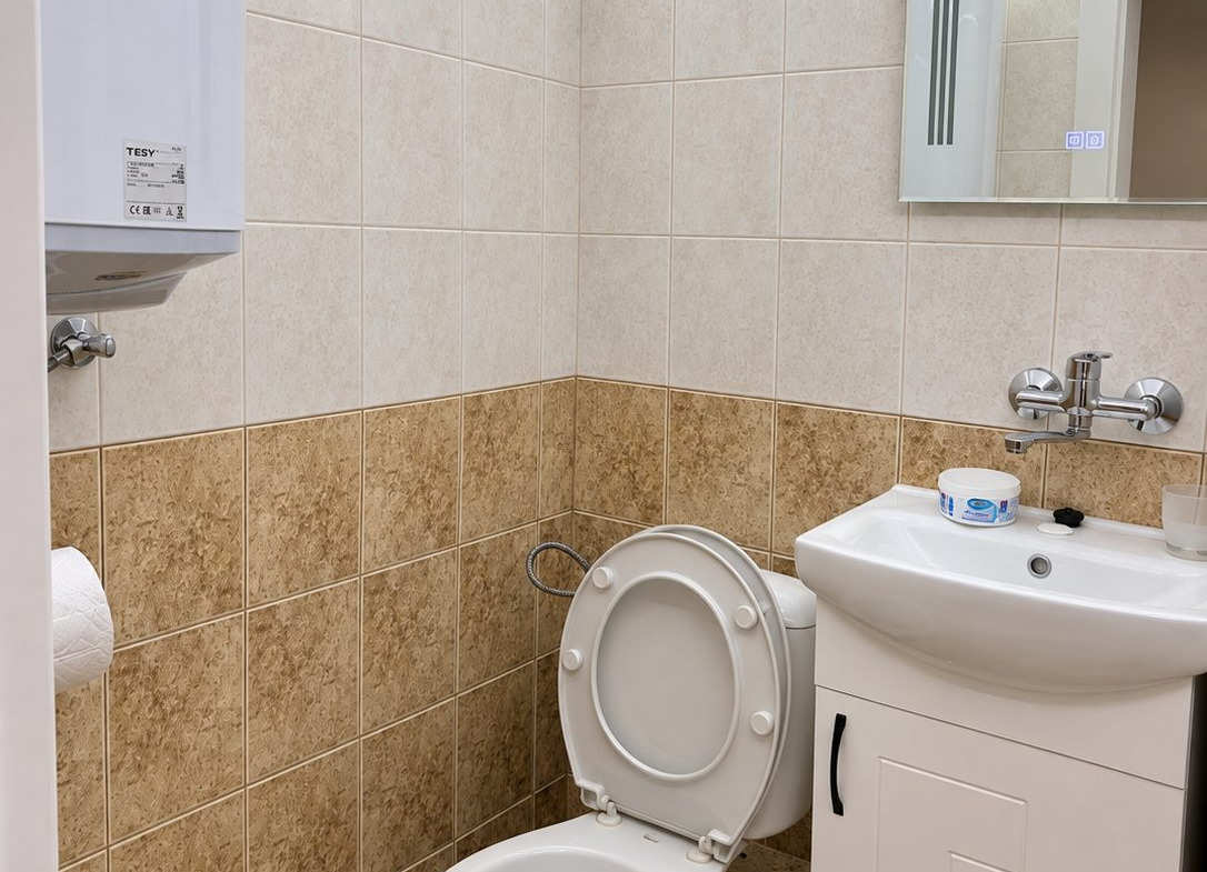 Чист WC с мивка и огледало в малък формат