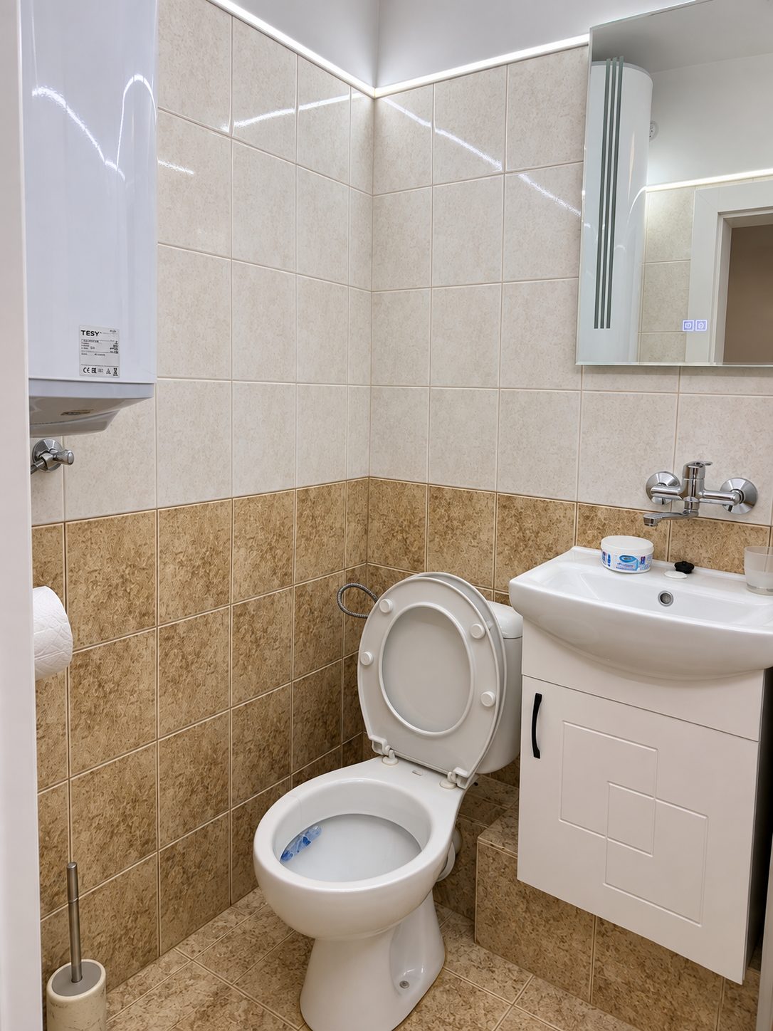 Чист WC с мивка и огледало в малък формат