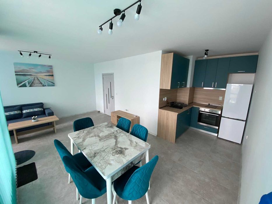 dvustaen-apartament-60-sqm-prodazhba-vinitsa-varna-obzaveden-parkomyasto-floor-3-2 Кухня със зелени шкафове, бяла хладилник и плот