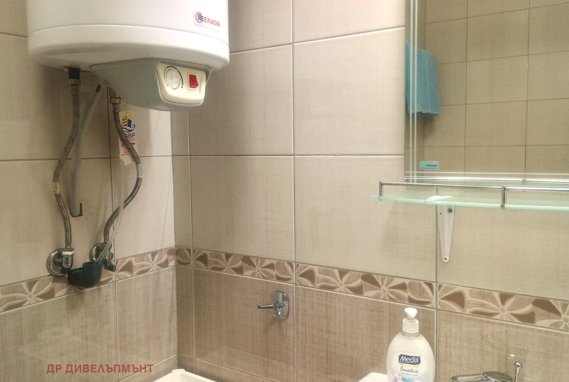 dvustaen-apartament-71-sqm-pod-naem-nesebar-kristal-biych-10 Bathroom with mirror and shower curtain