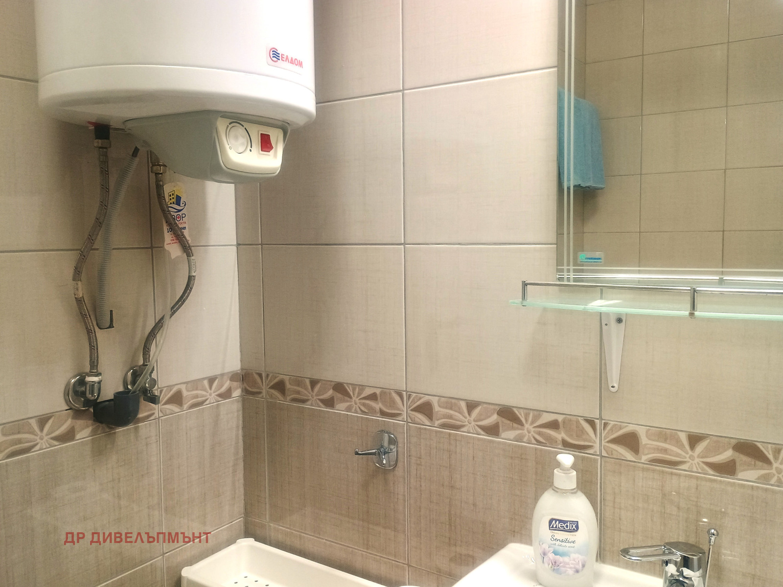 dvustaen-apartament-71-sqm-pod-naem-nesebar-kristal-biych-10 Bathroom with mirror and shower curtain