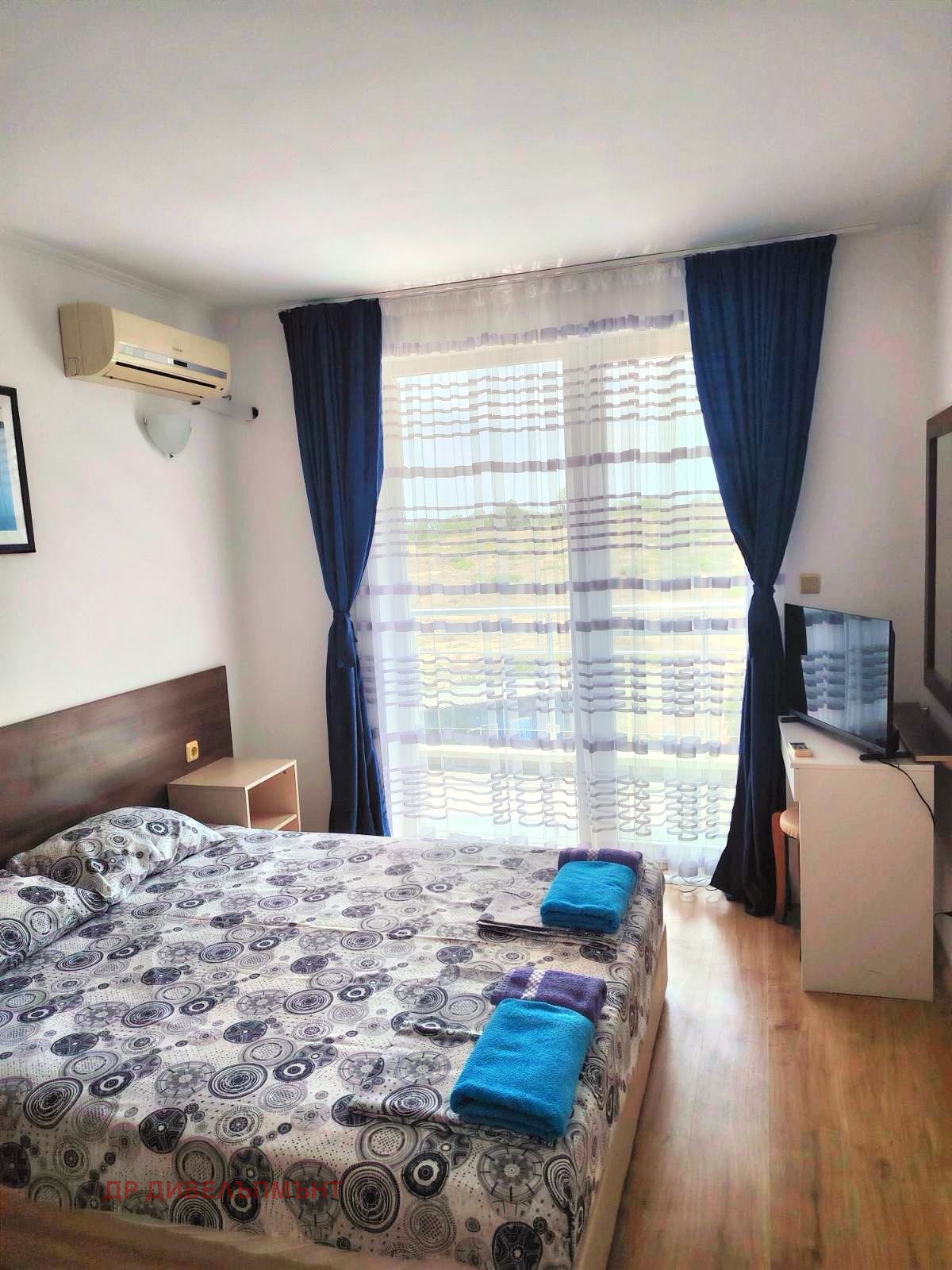 dvustaen-apartament-71-sqm-pod-naem-nesebar-kristal-biych-8 Modern bedroom with wooden bed and windows